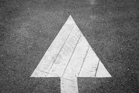 道路沥青面箭标符号交通情况进一步展迹象营销标记运动图片