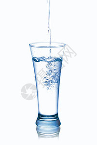 蓝色的超过将水倒入玻璃中孤立在白色上的照片进入图片