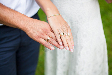 新娘和新郎展示结婚戒指图片