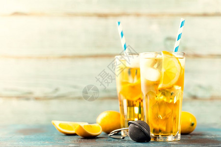 冷夏饮料或柠檬水的冰甜茶排毒新鲜的图片