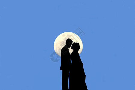 故事有月亮蓝天是背景色空是背景的一对情侣接吻已婚快乐的图片