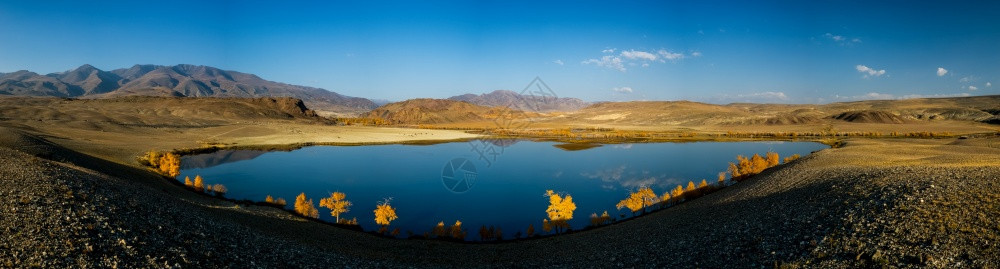 阿尔泰山湖风景全一年中的时间是秋天一年中的时间是秋天夏空雪图片