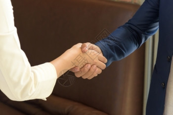 成功商业界人士在办公合伙并和收购的结交后握手并购概念团队合作金融图片