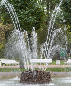 公园里有绿树的喷泉工作自然溅水图片