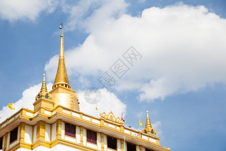 帕亚泰国顶峰景点的寺庙中塔台白天阳光明媚森林王国背景