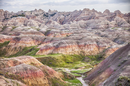 目的地点面Badlanddland的黄狗地区特点是古代海底受到风化和侵蚀的泥土有黄色和红的颜其特征是古代海底的土壤被腐蚀和侵图片