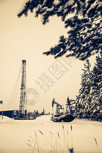 巴斯塔钻头勘探位于美丽的冬季森林中油田泵杰克和石油钻井机环境污染石油和天然气概念油泵杰克和石钻井机森林图片