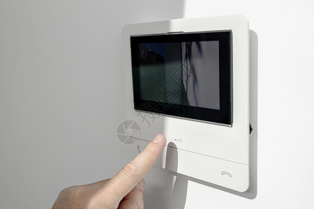 可访问Intercom在室内部手准备打开门按钮房内安全系统复制空间的对接器屋室内图片