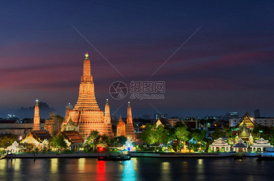 著名的旅行宗教泰国曼谷WatArun寺是夜间WatArun寺最古老的考遗址图片