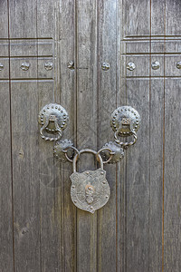 安全闩锁螺栓一个旧木门锁着一个大老旧的挂锁真正乡村风格图片