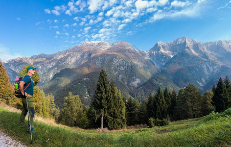 全景户外逗留人徒步旅行者在秋天看山的风景图片