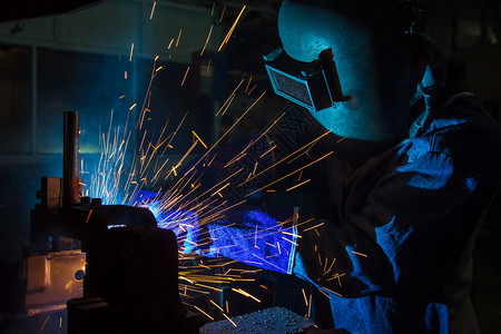 夹子在汽车工厂中焊接部分的工人劳动混合图片