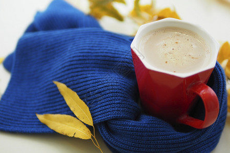 秋季奶茶和蓝色围巾图片