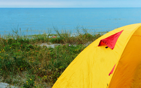 沙滩上的旅游帐篷图片