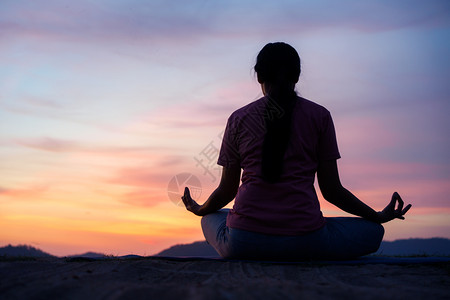 坐莲花在日落练习瑜伽时静默以保持呼吸和放松为目的冥想时间轴1月日至23山图片