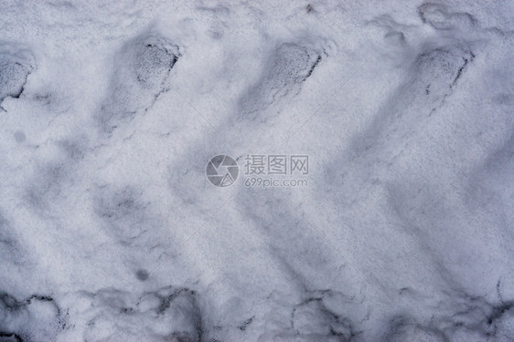 小径寒冷的车轮雪上铁轨缝合在冬季开着公路运输背景情况图片