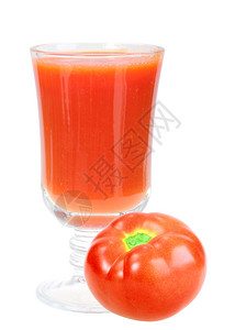 冲床玻璃杯加红番茄汁和全在白色背景上隔绝近距离摄影棚新鲜垂直的图片