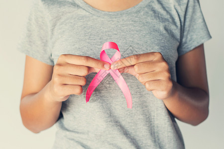 持有粉红丝带乳癌认识知概念保健和医学的手握血型术全球的粉色图片