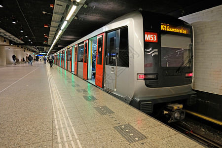 在荷兰阿姆斯特丹中央车站等候的地铁车辆旅行优质的图片