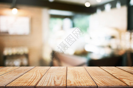 咖啡厅背景模糊的咖啡厅桌边空木纸窗户内部的抽象图片