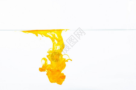 水中的橘色墨滴白底中的抽象橙色墨水降低彩黄色的背景图片