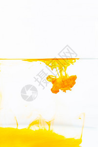 水中的橘色墨滴白底中的抽象橙色墨水丰富多彩的流动烟图片