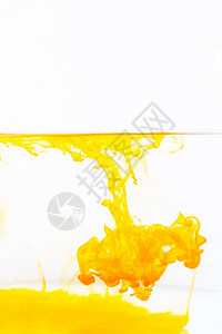 水中的橘色墨滴白底中的抽象橙色墨水混合移动溅背景图片