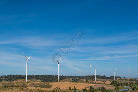 秋山风车台力涡轮机在蓝天背景下为秋山风车提供电力的公园超过图片