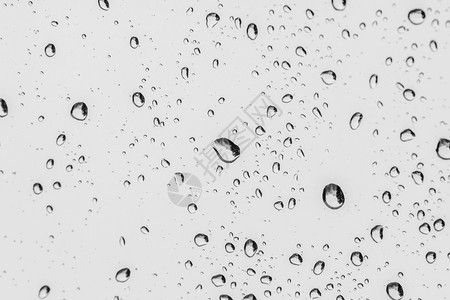 清除明亮的湿玻璃上水滴背景情况清窗上的雨滴图片