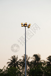 天电线杆上挂着明灯在电线杆上安装亮灯电气图片