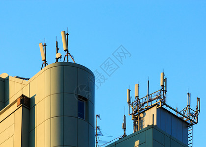 通讯建筑物顶部的天线不同但硬件广播图片