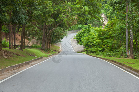 通往斜坡的道路目地是一条直曲线树的两边天草速度图片