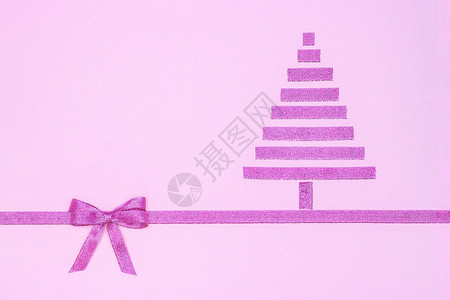 作品新年和组成紫色圣诞树摘自装饰闪光丝带在粉红背景上鞠躬的紫色闪光丝带复制文本版面空间翻文字布观喜好卡片概念新年和圣诞节构成紫色图片