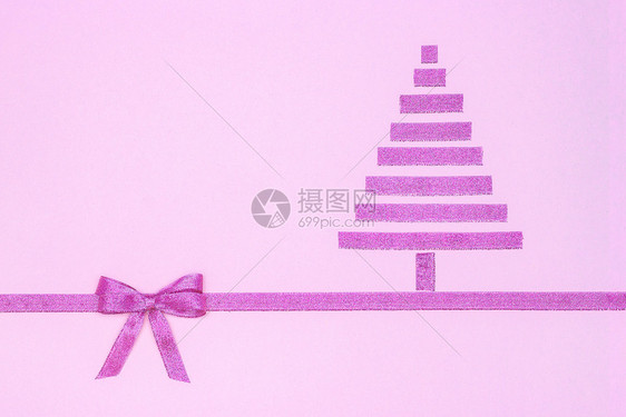 作品新年和组成紫色圣诞树摘自装饰闪光丝带在粉红背景上鞠躬的紫色闪光丝带复制文本版面空间翻文字布观喜好卡片概念新年和圣诞节构成紫色图片