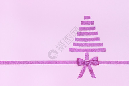 布局为了新年和组成紫色圣诞树摘自装饰闪光丝带在粉红背景上鞠躬的紫色闪光丝带复制文本版面空间翻文字布观喜好卡片概念新年和圣诞节构成图片