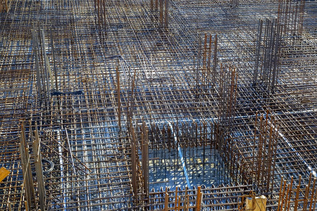 具体的粗糙施工现场钢筋坯料新建筑钢筋混凝土施工细节图片