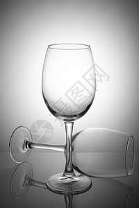 软木黑暗的奢华两个空酒杯隔离在白色背景上两个空酒杯隔离在白色背景上图片