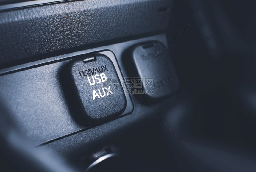多媒体电压汽车控制台面板上的USB和AUX端口连接器联系图片