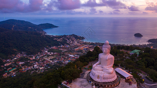 寺庙朝圣大佛在泰国普吉地标PhuketPhukei岛的黄昏时看到大佛风景背景图片