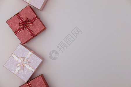 问候为了手纸礼品盒作为圣诞节新年情人或纪念日的礼物放在粉红背景顶视书写空间上周年纪念日图片