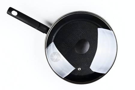 单身的白色背景上被孤立的带铁环煎锅厨具国内图片