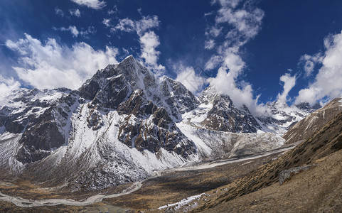 法喜顶峰全景具有塔波切河谷和乔拉茨山峰的法里切河谷珠穆峰基地营在尼泊尔长途跋涉户外背景