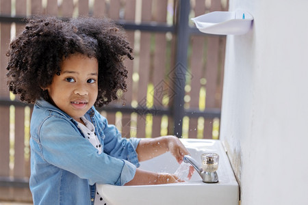 流行病女孩健康非裔美国人儿童从户外自来水中洗手以保护冠状流行以及图片