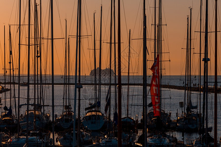 漂浮的停泊海晚上码头的渔船排行数与日落和黄昏照明图片