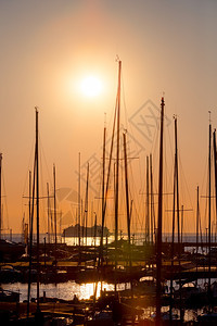 天际线海上晚码头的渔船排行数与日落和黄昏照明轮廓图片