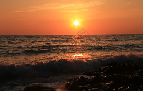海面上的夕阳落日图片