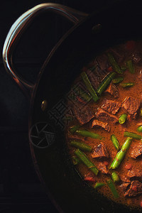 矮胖的天块用旧深锅里蔬菜炖肉高清图片