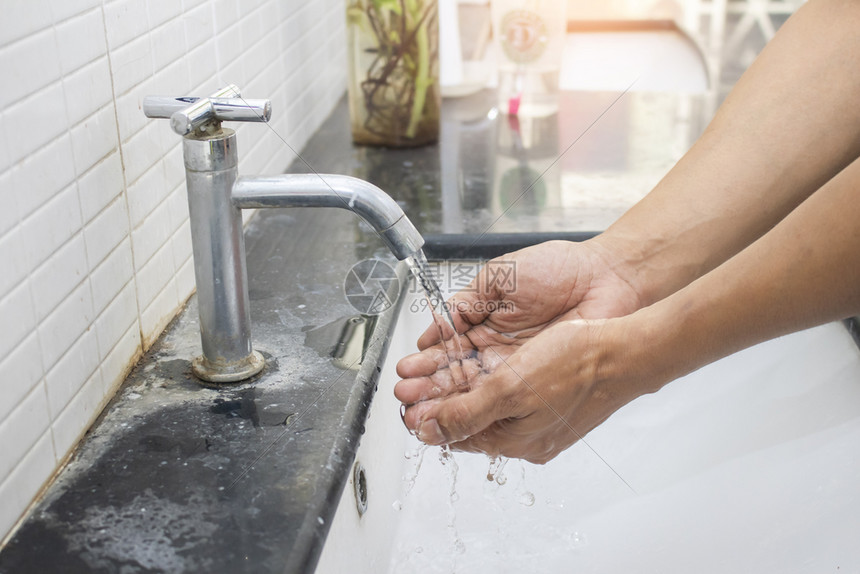 人类用清水洗手的日常卫生活动如何在日常生活中推广到19岁液体下沉干净的图片