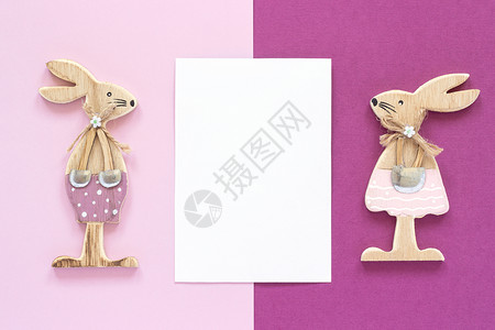 信浪漫作文一对木制恋人公仔兔和白色空卡用于粉红色紫背景上的文字概念Valentinersquos卡顶视图平躺样机放置卡片布局图片