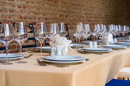 盛装满空酒杯和白色板的喜宴桌设置特殊活动桌设置表闪亮的庆典喝图片